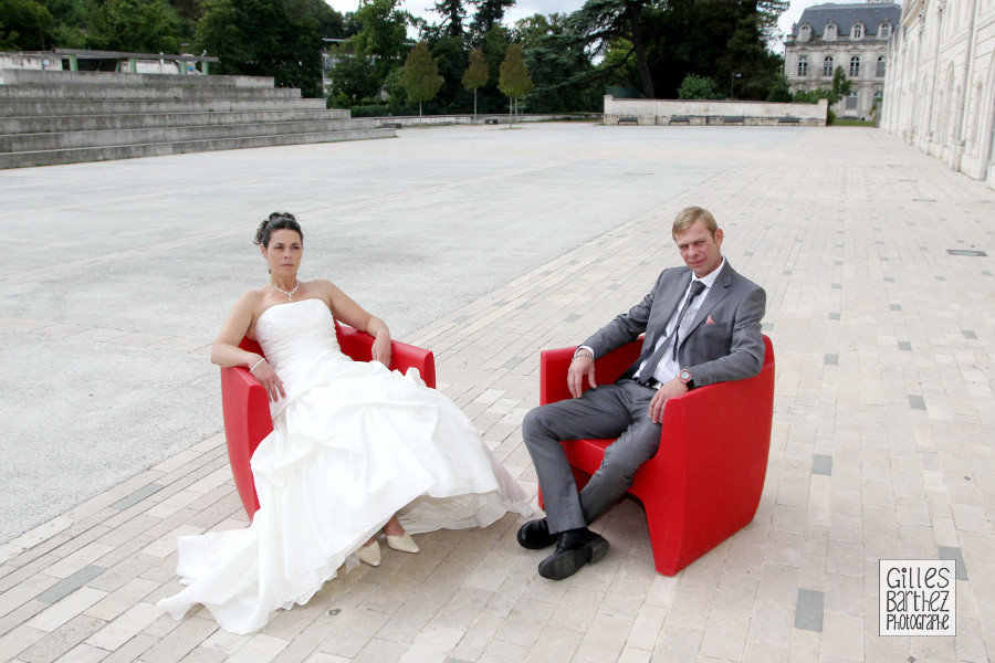 mariés devant musée bd angouleme chai magelis cite internationale cibd mariage fauteuil rouge